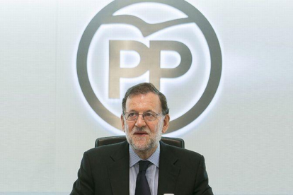 El PP pide al PSOE que deje gobernar a Rajoy.-EL PERIÓDICO