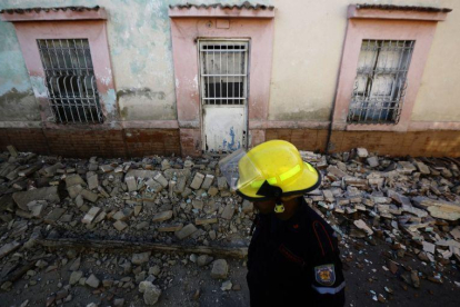 Un bombero venezolano.-AFP