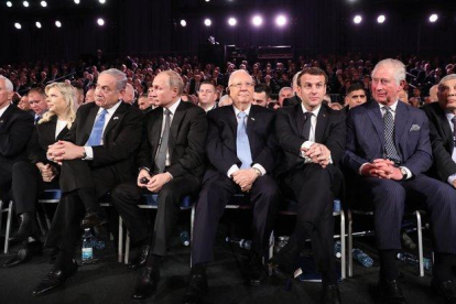 Pence, Netanyahu, Putin, Rivlin, Macron y el príncipe Carlos, en el acto en Jerusalén.-EFE EPA / ABIR SULTAN