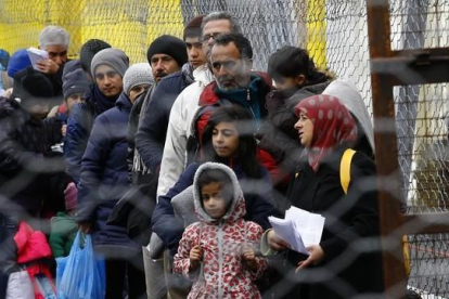 Refugiados esperando para cruzar la frontera de Eslovenia a Austria.-LEONHARD FOEGER
