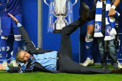 Mourinho, por los suelos en una imagen del pasado mes de marzo, cuando entrenaba al Chelsea.-AFP / GLYN KIRK