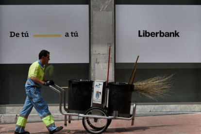 Oficina de Liberbank en Oviedo.-ELOY ALONSO (REUTERS)