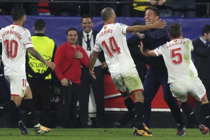 Los jugadores del Sevilla corren a abrazarse a Berizzo tras el empate (3-3) con el Liverpool, el martes por la noche.-AP / MIGUEL MORENATTI