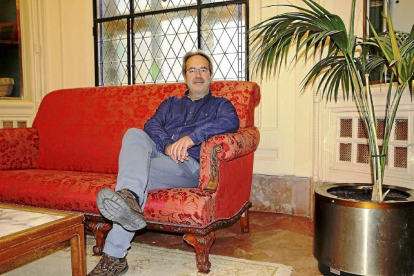 El alcalde de Zamora, Francisco Guarido, sentado en el sofá recién tapizado.-E.M