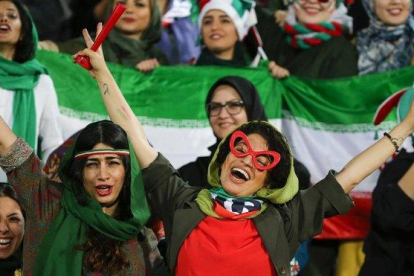 Unas seguidoras en Teherán, el jueves, en el partido entre Irán y Camboya..-