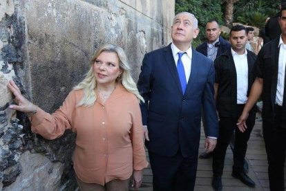 Netanyahu y su esposa en el exterior de la Tumba de los patriarcas.-EMIL SALMAN / AFP