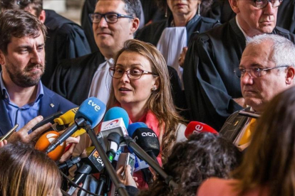 Los exconsellers Toni Comín, Lluis Puig y Meritxell Serret (de izquierda a derecha) hablan ante los medios de comunicación el pasado 16 de mayo, a su salida del tribunal de justicia belga que denegó su entrega a España-STEPHANIE LECOCQ
