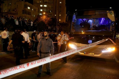 Los servicios de emergencia junto al autobús donde un palestino apuñaló a un israelí, este lunes.-AFP / GALI TIBBON