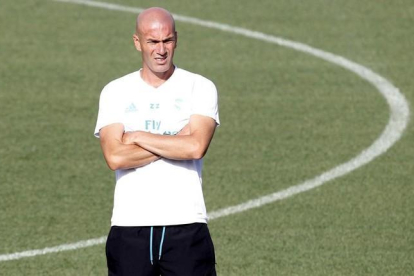 Zinedine Zidane durante el entrenamiento de este sábado en la ciudad deportiva del Madrid-AJAVIER LÓPEZ (EFE)