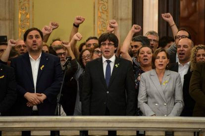 Puigdemont y Junqueras durante la DUI en 2017-