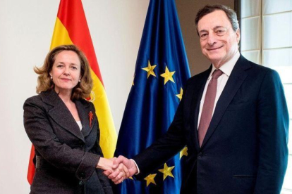 Mario Draghi, presidente del BCE, con la ministra de Economía y Empresa, Nadia Calviño.-EL PERIÓDICO