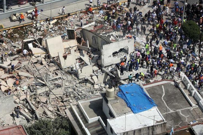 Una vista aérea muestra a cientos de personas, entre afectados y rescatistas, en medio de edificios colapsados en Ciudad de México (México).-EFE