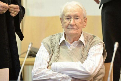 Oskar Gröning, en el tribunal de Lunëburg, este martes.-EFE / JULIAN STRATENSCHULTE