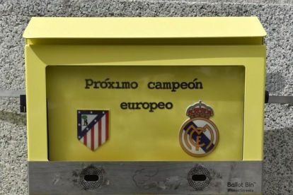 Así está a 26 de mayo una de las urnas-cenicero instaladas en Madrid para pronosticar el ganador de la Champions.-