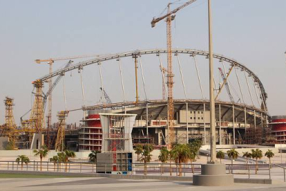 Trabajos de remodelación del estadio Khalifa Internacional, en Doha, uno de los escenarios del Mundial de Catar 2022.-REUTERS / NASEEM ZEITOON