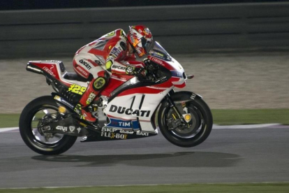 Iannone, durante la vuelta rápida en el circuito de Doha.-MIRCO LAZZARI