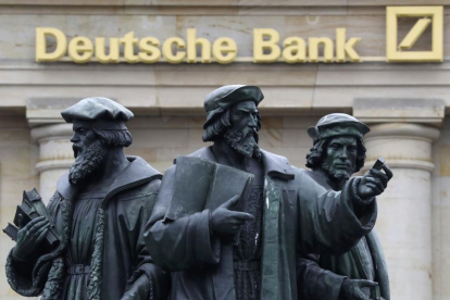 Estatuas en Fráncfort, ante una oficina del Deutsche Bank.-REUTERS