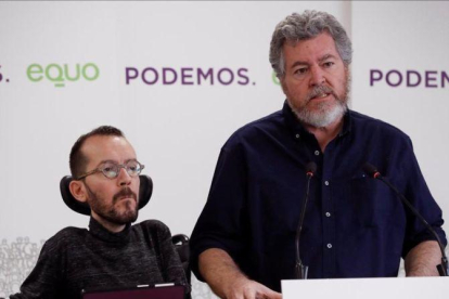 El secretario de Organización de Podemos,  Pablo Echenique,  y el candidato de Equo a las elecciones generales,  Juantxo López Uralde.-JUAN CARLOS HIDALGO (EFE)