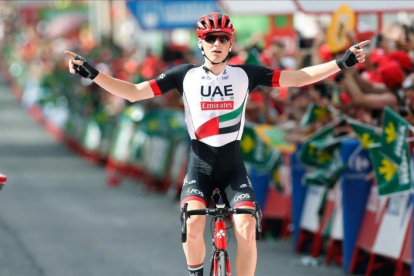 El ciclista esloveno Matej Mohoric, del equipo de Emiratos Árabes Unidos, triunfa en Cuenca-EFE / JAVIER LIZÓN