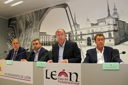 El alcalde de León, Antonio Silván (CD), presenta los datos del estudio del mercado laboral en León y su alfoz acompañado por el director del ILDEFE, Graciliano Álvarez(I); el concejal de Ciudadanos Justo Fernández (CI) y el concejal de Empleo, Javier Gar-Ical