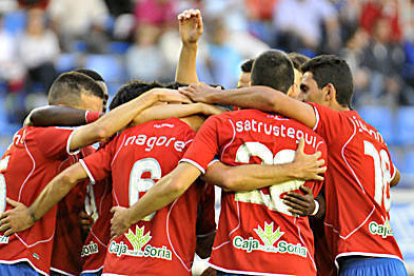 Los jugadores del Numancia celebran uno de los tres goles ante el Lugo. / D. Mayor-