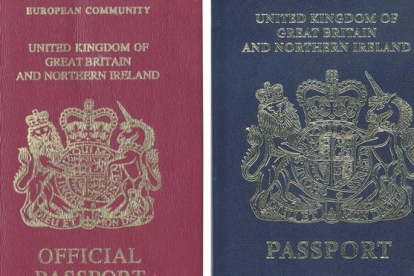 A la izquierda el pasaporte del Reino Unido con la mención Unión Europea arriba. En la derecha el documento antiguo, de color azul, que los británicos recuperarán en el 2022.-AFP