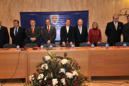 El Consejo de Administración del C.D. Numancia, con su presidente Francisco Rubio a la cabeza, instantes antes de comenzar la Junta de Accionistas.-Valentín Guisande