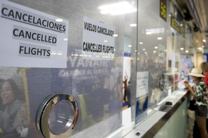 Ryanair ha enviado casi 200 cheques de compensación sin la firma de autorización por error.-JORDI COTRINA