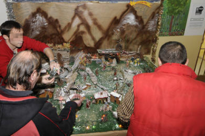 Los reclusos han participado en instalar la decoración navideña de la cárcel. / VALENTÍN GUISANDE-