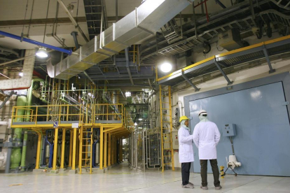 Imagen de dos empleados en el interior de la central nuclear de Garoña-ISRAEL L. MURILLO