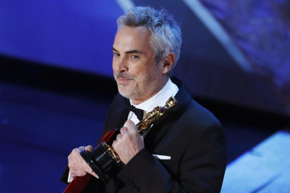 El director mexicano Alfonso Cuarón con su premio Oscar 2019.-REUTERS