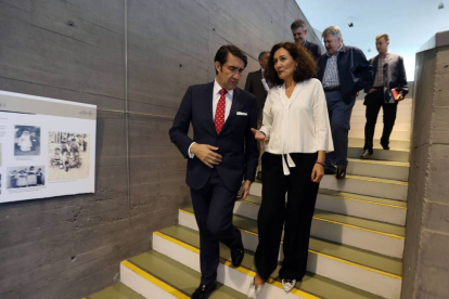 El consejero de Fomento, Juan Carlos Suárez Quiñones, junto a la alcaldesa de Ponferrada, Gloria Fernández Merayo, durante la conferencia sobre la 'Ley mordaza', en Ponferrada-Ical