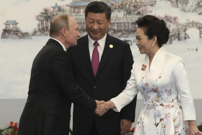 Xi Jinping (centro) y su esposa, Peng Liyuan, dan la bienvenida al presidente ruso, Vladímir Putin, en Xiamen, el 4 de septiembre-EFE / WU HONG