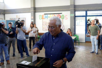El primer ministro portugués, Antonio Costa, vota este domingo en un colegio lisboeta.-