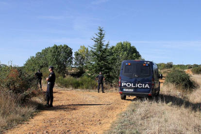 Un convoy con una decena de vehículos de la Policía Nacional sale de Astorga con un amplio equipo de efectivos hacia Castrillo de los Polvazares (León)-Ical