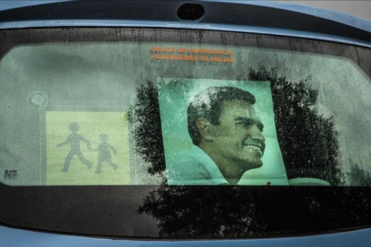 Cartel en un autobús de militantes a favor de Pedro Sánchez, el pasado 26 de noviembre en Valencia.-MIGUEL LORENZO