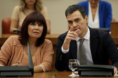 Pedro Sánchez y Micaela Navarro, en la reunión de los diputados y senadores del PSOE en el Congreso.-JOSÉ LUIS ROCA