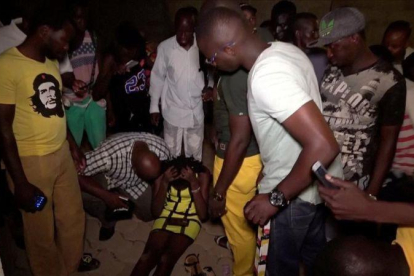 Una clienta herida, en el suelo, tras el ataque armado contra el restaurante Estambul, en Ouagadougou, la capital de Burkina Fase, en una imagen de vídeo, el 13 de agosto.-REUTERS TV