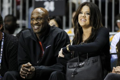 Lamar Odom y su entonces esposa Khloe Kardashian, en un partido de baloncesto, en febrero del 2011.-REUTERS / DANNY MOLOSHOK