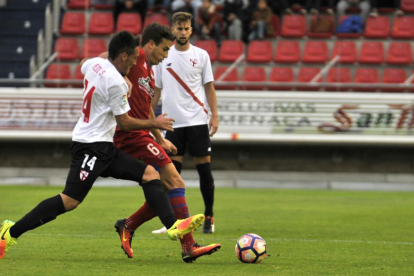 Íñigo Pérez en el encuentro de la primera vuelta ante el Sevilla Atlético en Los Pajaritos.-Diego Mayor