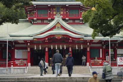 Fachada del santuario de Tomioka, donde tres personas fallecieron al ser agredidas por un individuo con un objeto punzante.-EUGENE HOSHIKO (AP)