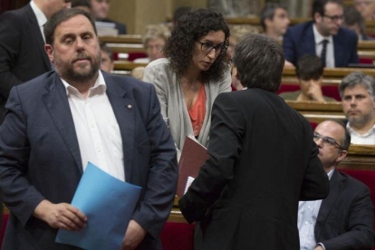 Oriol Junqueras junto a Marta Rovira y Carles Puigdemont durante una sesión de control en el Parlament.-ALBERT BERTRAN