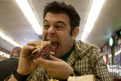 Adam Richman comiendo en el programa 'Crónicas carnívoras'.-Foto: EFE