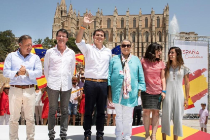 Albert Rivera, en el centro, en el acto de Palma de Mallorca, junto a Manuel Valls y Joan Mesquida.-EFE/ LLITERES