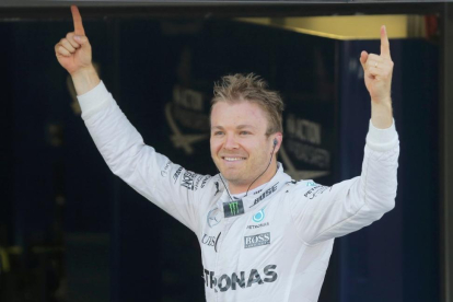 Nico Rosberg celebra su victoria en el Gran Premio de Rusia, en el circuito de Sochi.-REUTERS