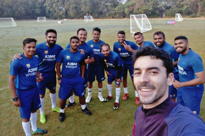 Alberto Lafuente con alguno de los integrantes de la Barça Academy Pune. HDS