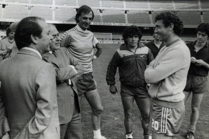 Josep Lluís Núñez y Jordi Pujol hablan con Quini en presencia de César Menotti, Diego Maradona y Àngel Pichi Alonso.-/ XAVIER VALLS