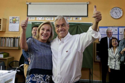 Salvador Piñera junto a su mujer Cecilia Morel tras votar en Santiago de Chile.-AP / ESTEBAN FELIX