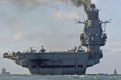 El 'Almirante Kuznetsov' navega por aguas internacionales, cerca del puerto de Dover (Reino Unido), el 21 de octubre.-EFE