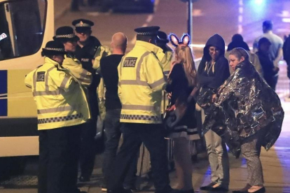 Servicios de emergencia tras el atentado en Manchester, el 23 de mayo.-AP / PETER BYRNE